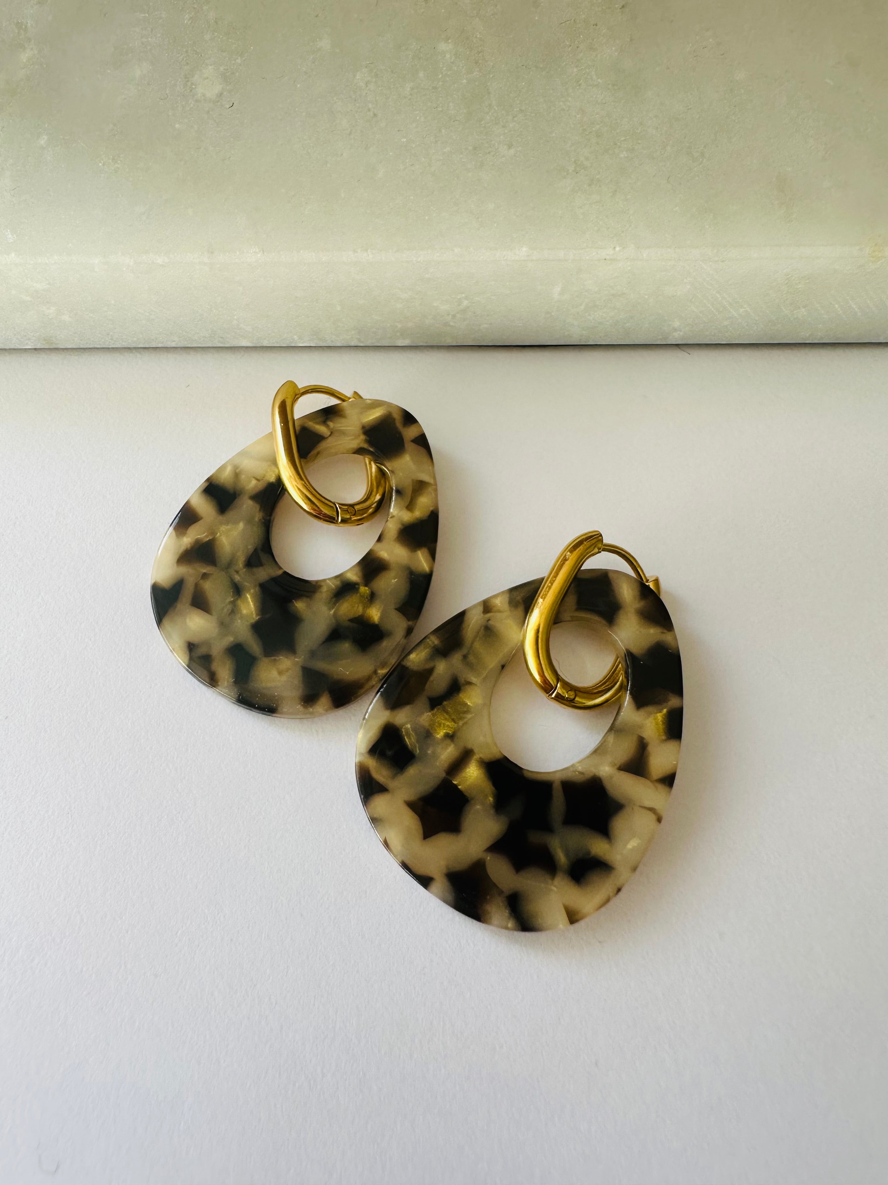 Boucle d'oreille résine beige